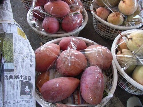 台湾の青果市場では大きな玉文六號マンゴーが売られていました