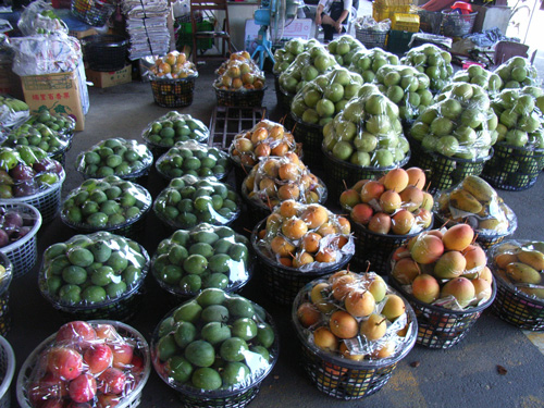 青果市場のマンゴー販売